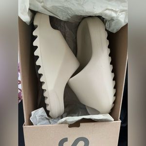 Yeezy Slide ‘Bone’ 2022 Restock